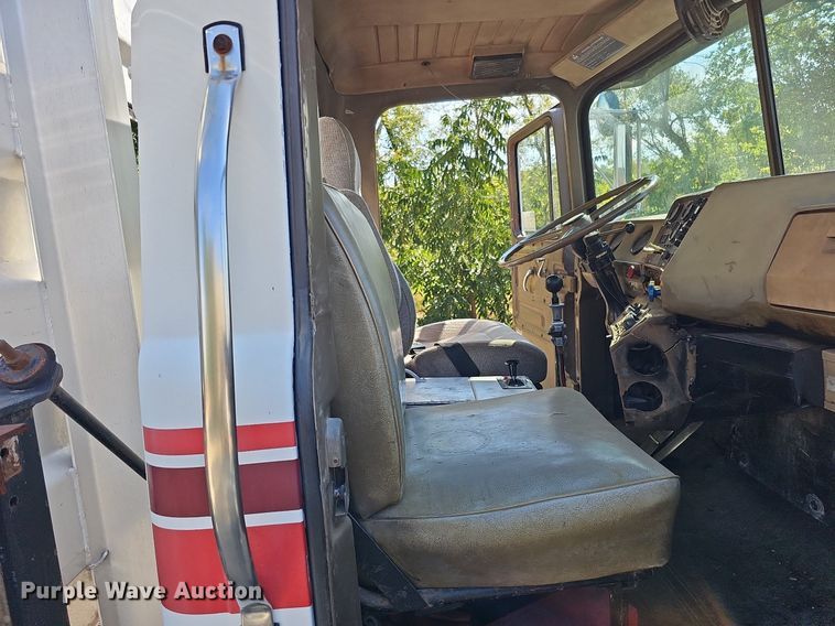 image for item DQ1187 1985 Mack R688ST  semi truck