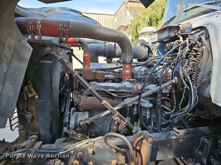 image for item DQ1187 1985 Mack R688ST  semi truck