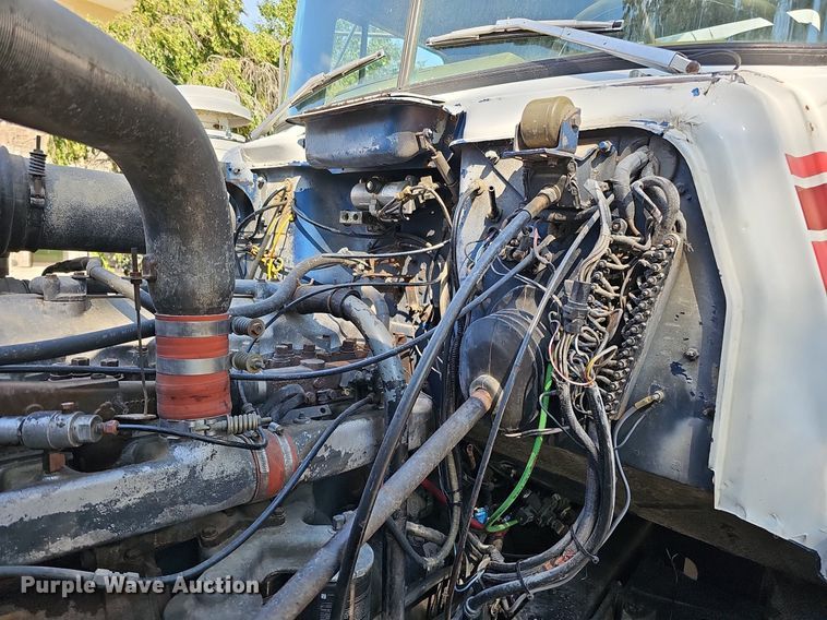 image for item DQ1187 1985 Mack R688ST  semi truck