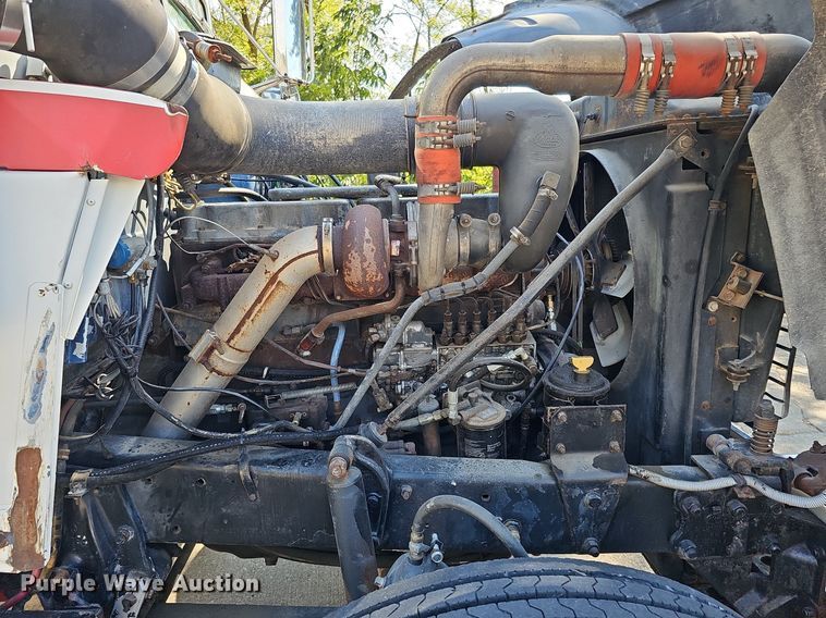 image for item DQ1187 1985 Mack R688ST  semi truck