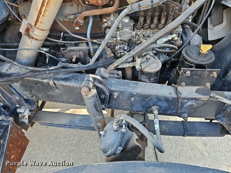 image for item DQ1187 1985 Mack R688ST  semi truck