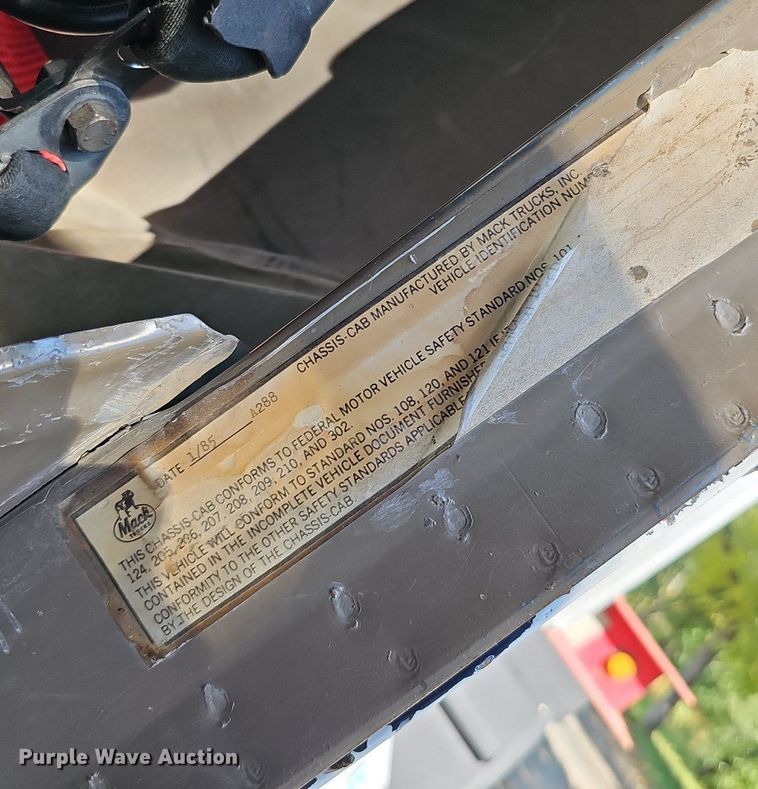 image for item DQ1187 1985 Mack R688ST  semi truck