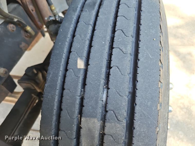 image for item DQ1187 1985 Mack R688ST  semi truck