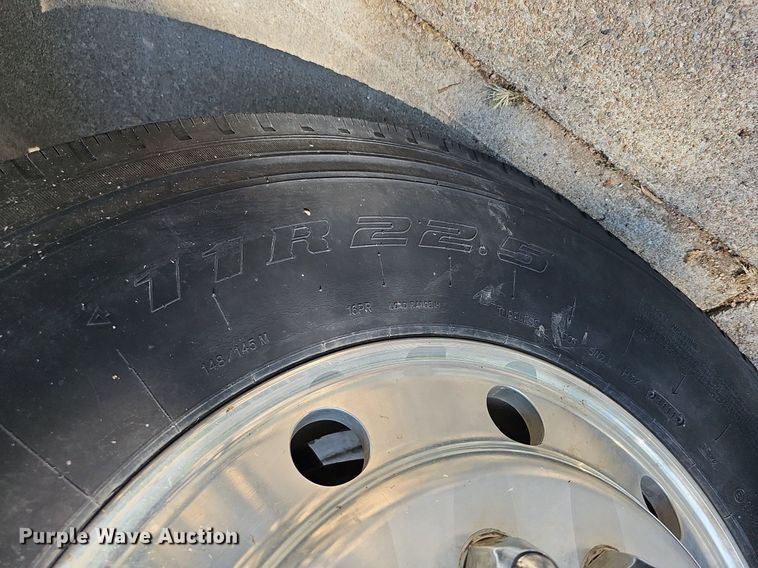 image for item DQ1187 1985 Mack R688ST  semi truck