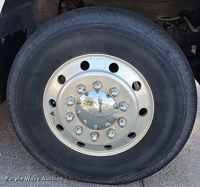 image for item DQ1187 1985 Mack R688ST  semi truck