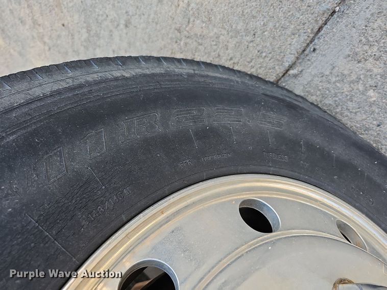 image for item DQ1187 1985 Mack R688ST  semi truck