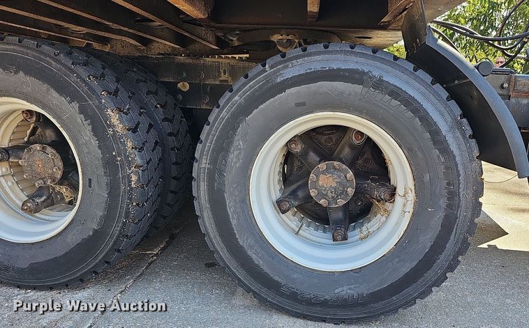 image for item DQ1187 1985 Mack R688ST  semi truck