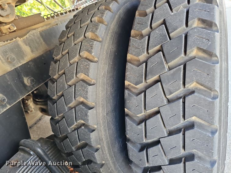 image for item DQ1187 1985 Mack R688ST  semi truck