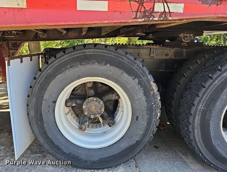 image for item DQ1187 1985 Mack R688ST  semi truck