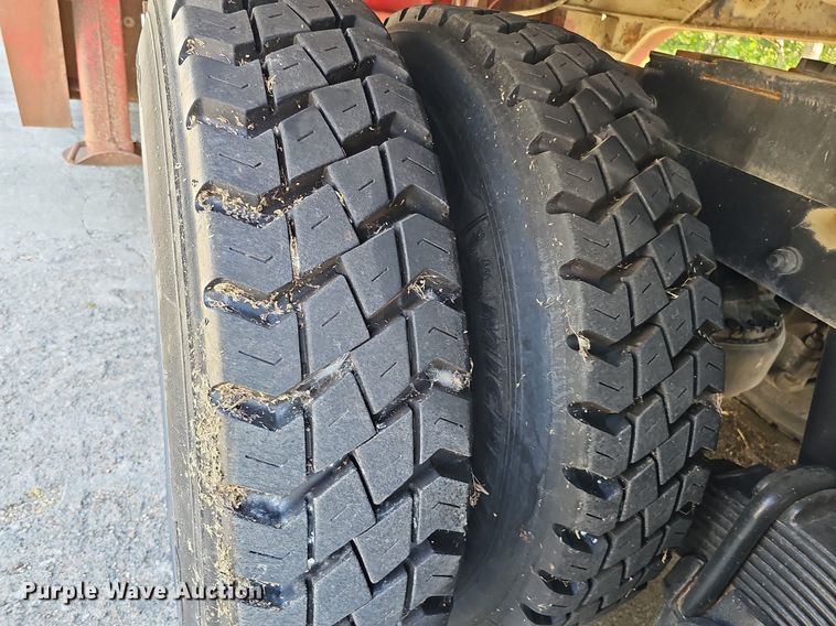 image for item DQ1187 1985 Mack R688ST  semi truck