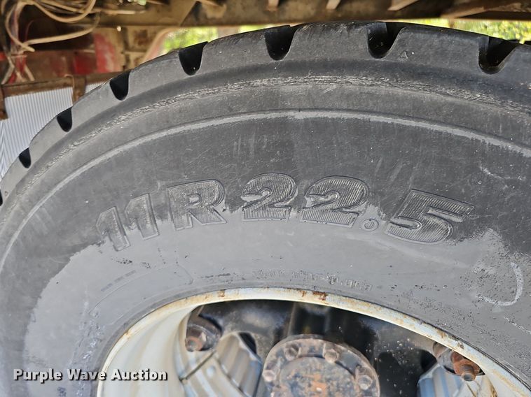 image for item DQ1187 1985 Mack R688ST  semi truck