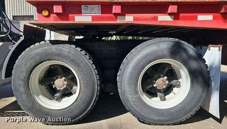 image for item DQ1187 1985 Mack R688ST  semi truck