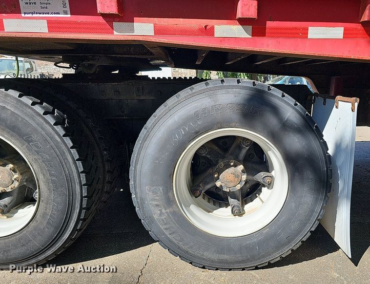 image for item DQ1187 1985 Mack R688ST  semi truck