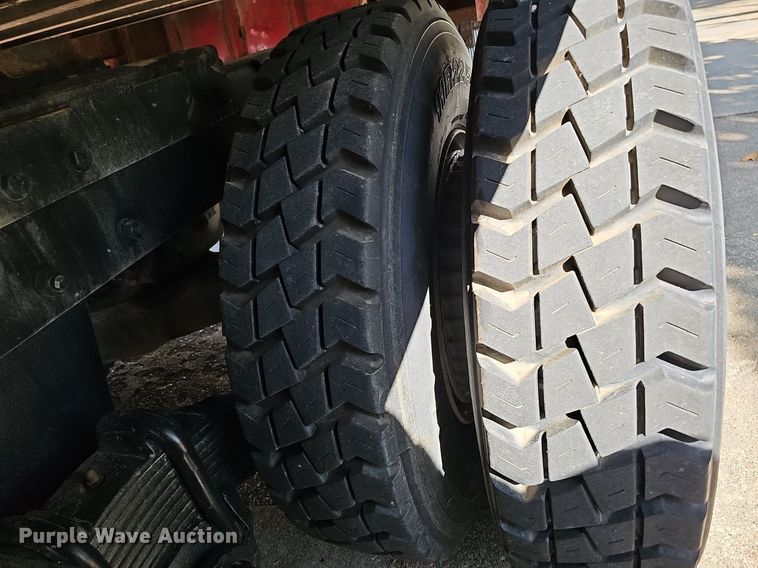 image for item DQ1187 1985 Mack R688ST  semi truck