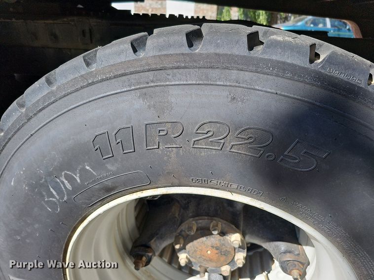 image for item DQ1187 1985 Mack R688ST  semi truck