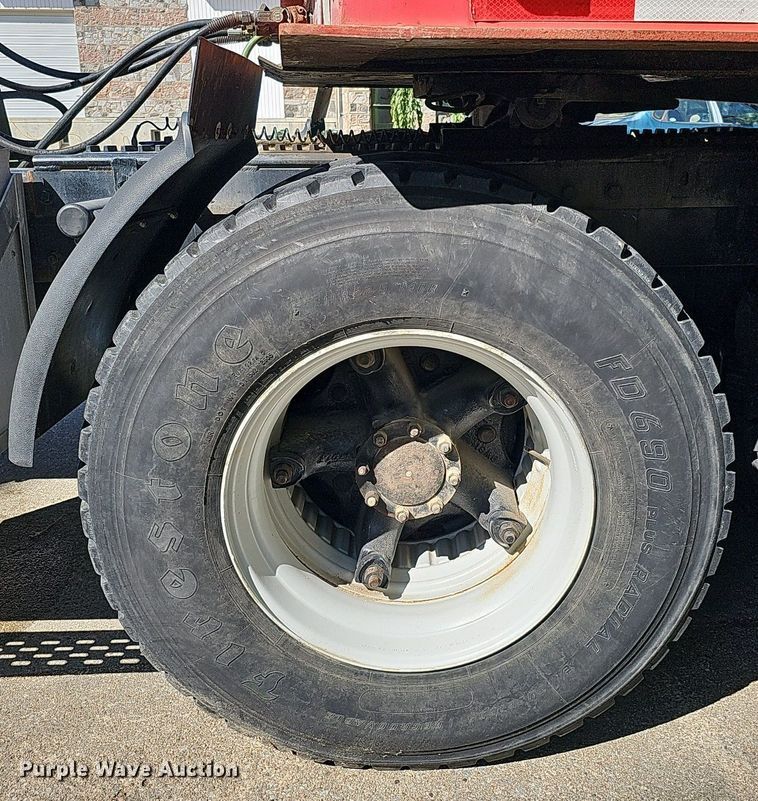 image for item DQ1187 1985 Mack R688ST  semi truck