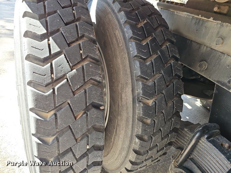 image for item DQ1187 1985 Mack R688ST  semi truck