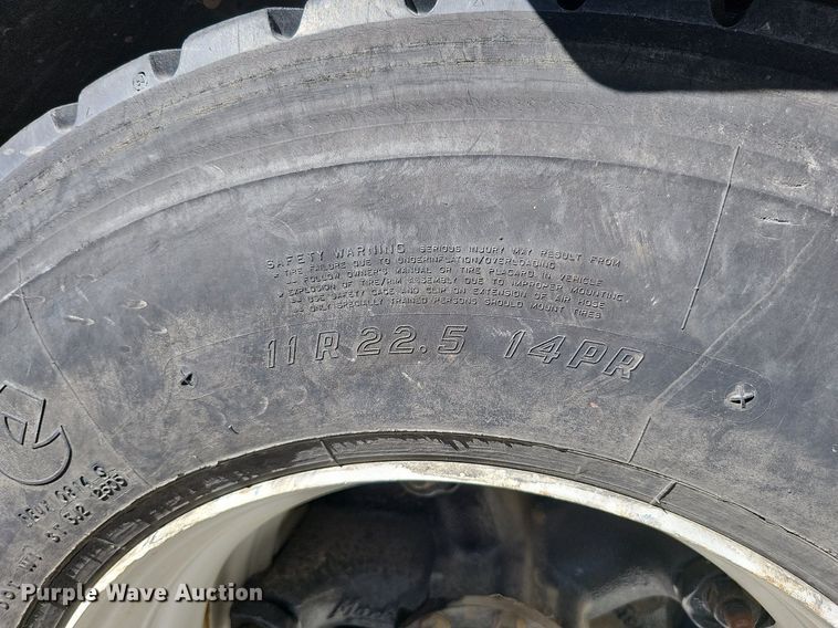 image for item DQ1187 1985 Mack R688ST  semi truck