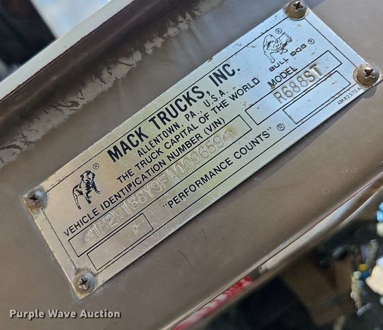 image for item DQ1187 1985 Mack R688ST  semi truck