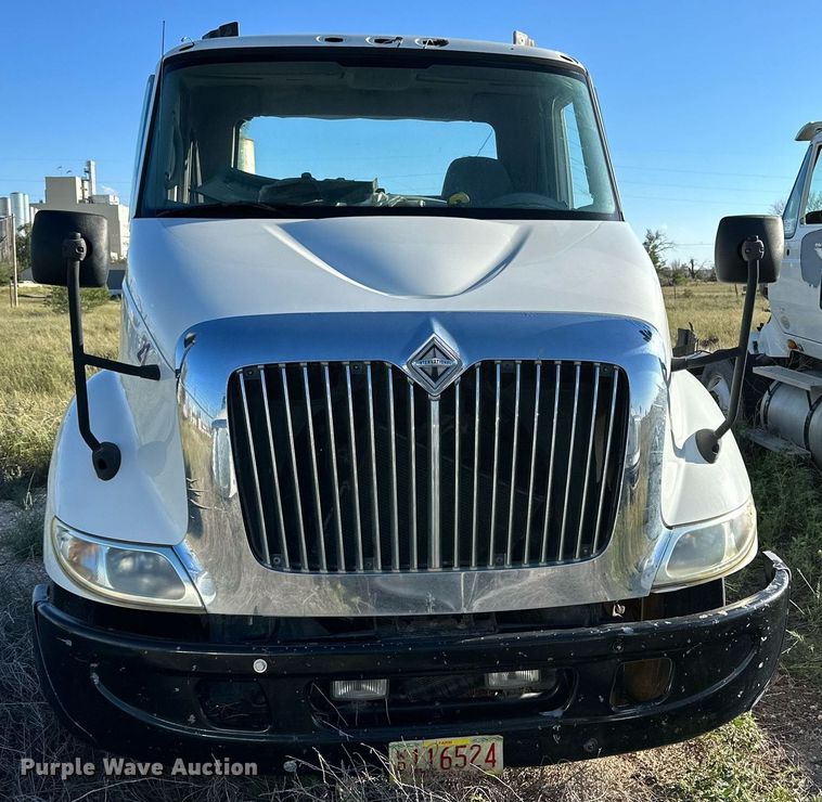 image for item DQ1445 2006 International 8600  semi truck