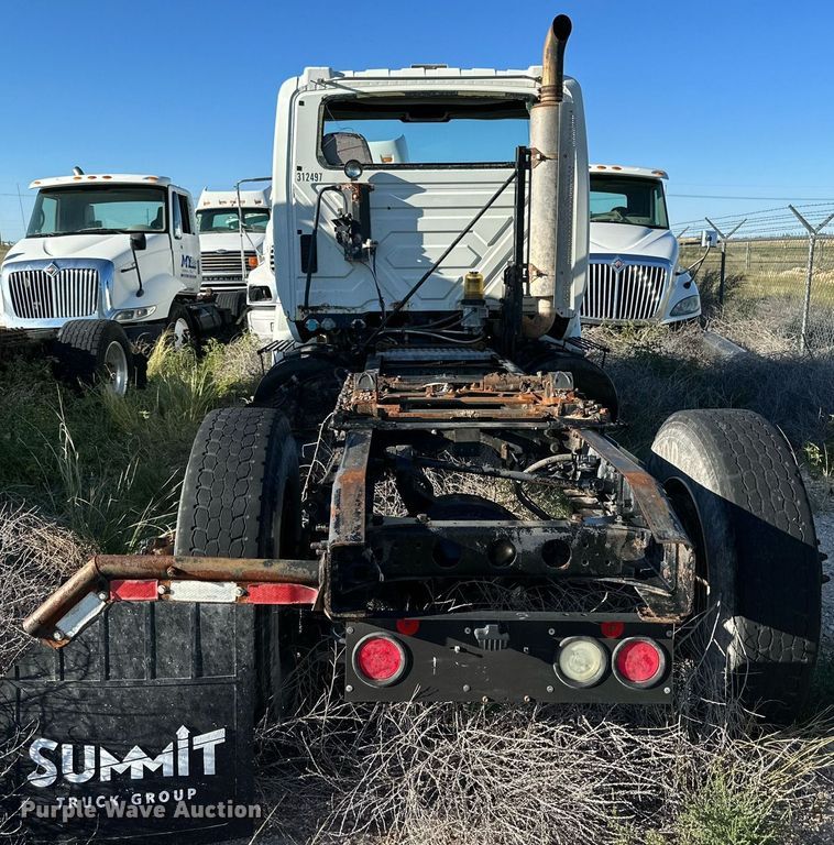 image for item DQ1445 2006 International 8600  semi truck