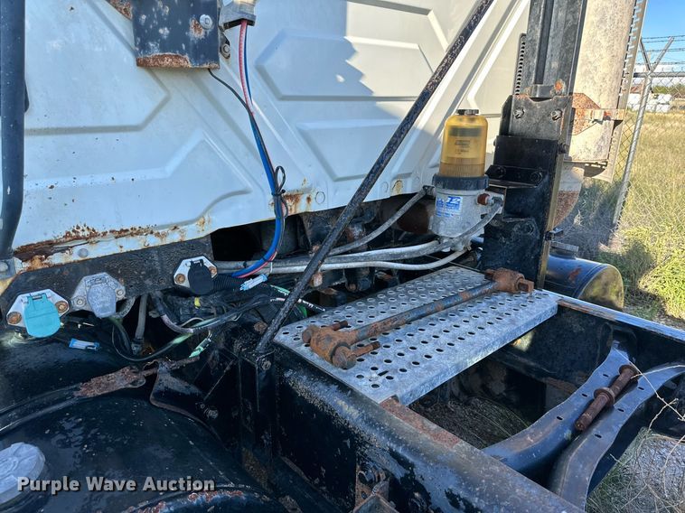 image for item DQ1445 2006 International 8600  semi truck