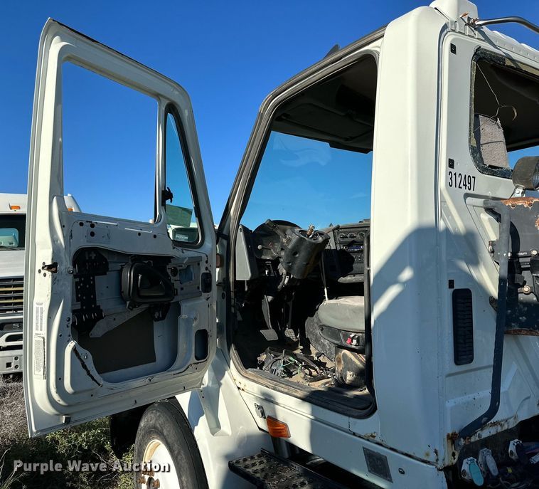 image for item DQ1445 2006 International 8600  semi truck