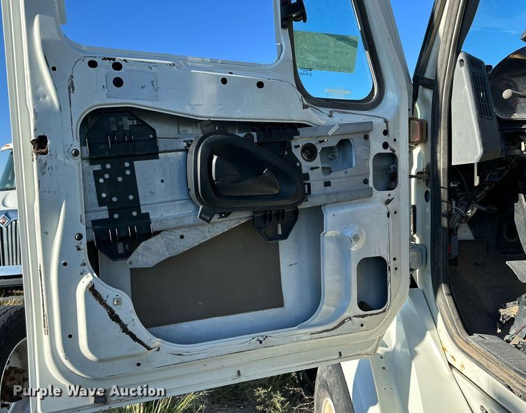 image for item DQ1445 2006 International 8600  semi truck