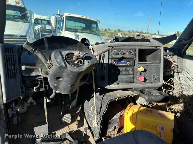 image for item DQ1445 2006 International 8600  semi truck