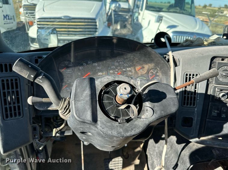 image for item DQ1445 2006 International 8600  semi truck