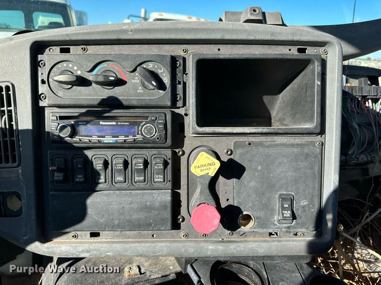 image for item DQ1445 2006 International 8600  semi truck