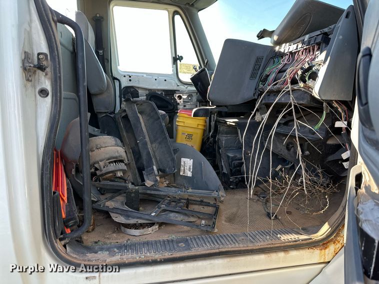 image for item DQ1445 2006 International 8600  semi truck