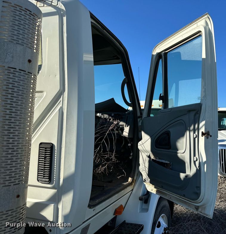 image for item DQ1445 2006 International 8600  semi truck