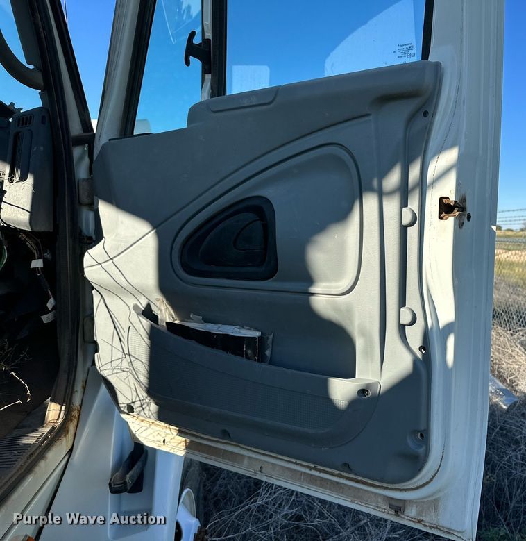 image for item DQ1445 2006 International 8600  semi truck