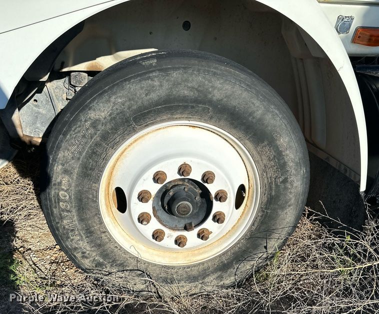 image for item DQ1445 2006 International 8600  semi truck