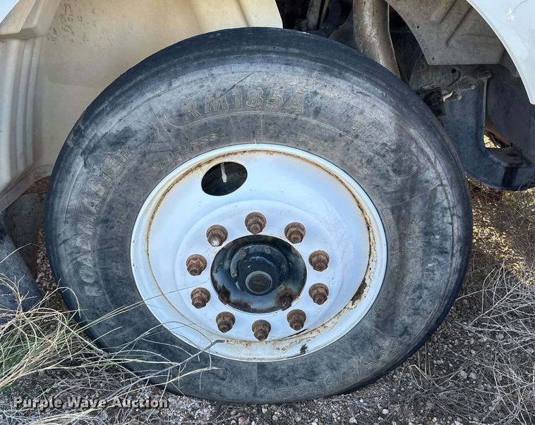 image for item DQ1445 2006 International 8600  semi truck