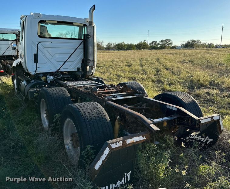 image for item DQ1446 2006 International 8600  semi truck