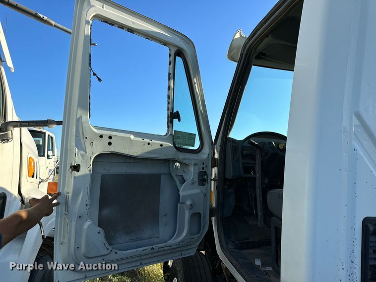 image for item DQ1446 2006 International 8600  semi truck