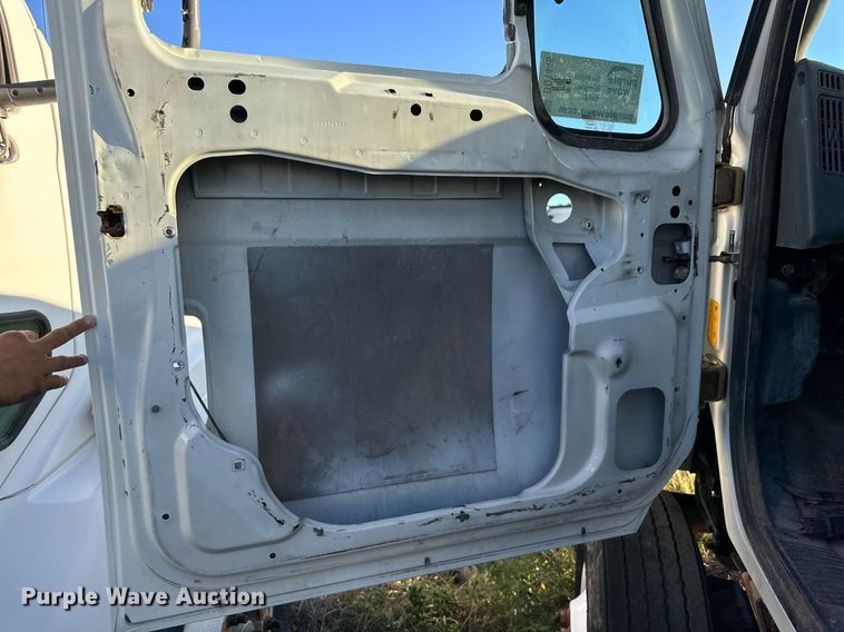 image for item DQ1446 2006 International 8600  semi truck