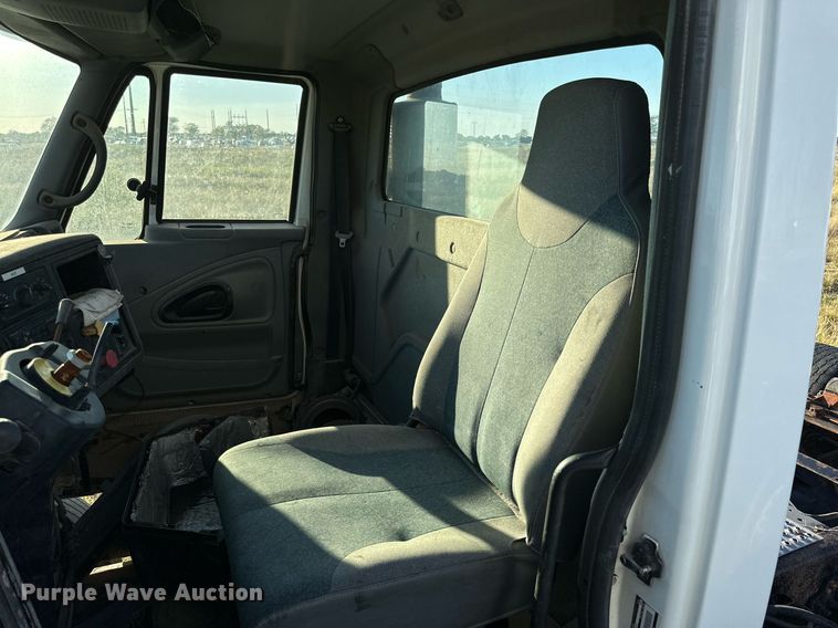 image for item DQ1446 2006 International 8600  semi truck