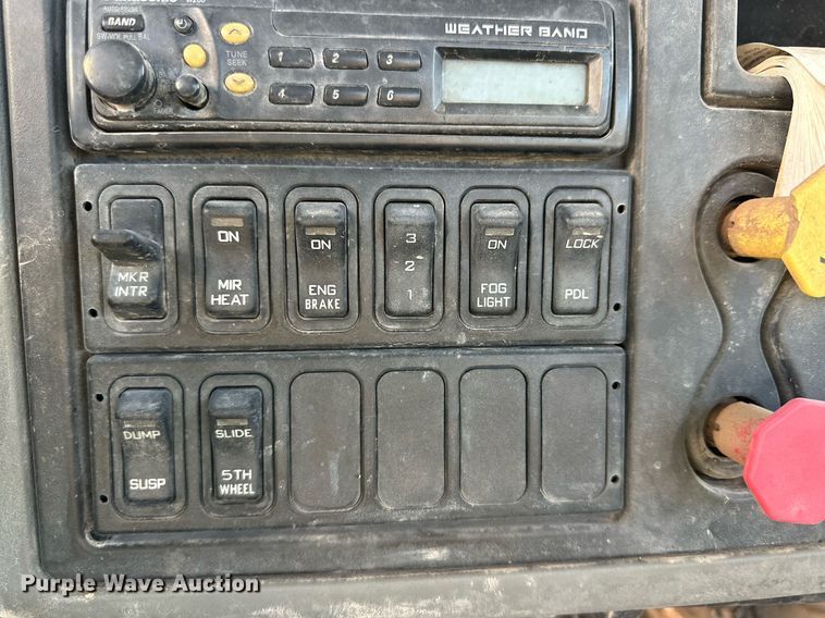 image for item DQ1446 2006 International 8600  semi truck