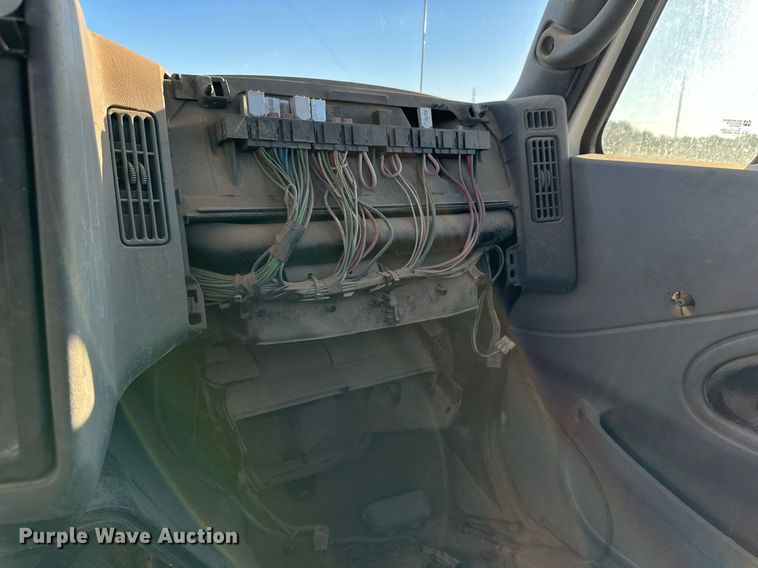 image for item DQ1446 2006 International 8600  semi truck