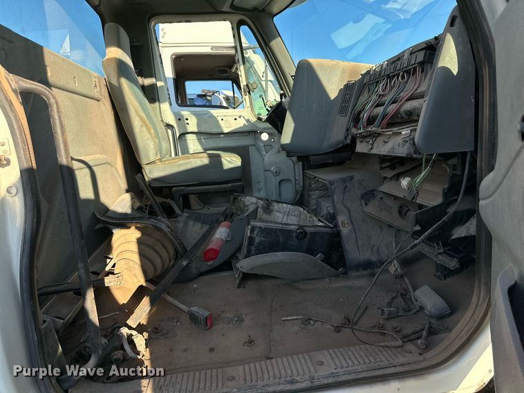 image for item DQ1446 2006 International 8600  semi truck