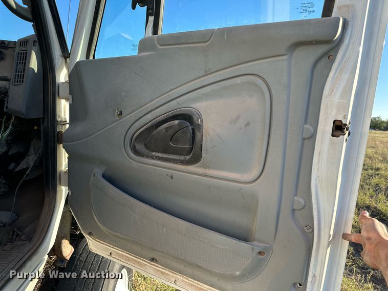 image for item DQ1446 2006 International 8600  semi truck