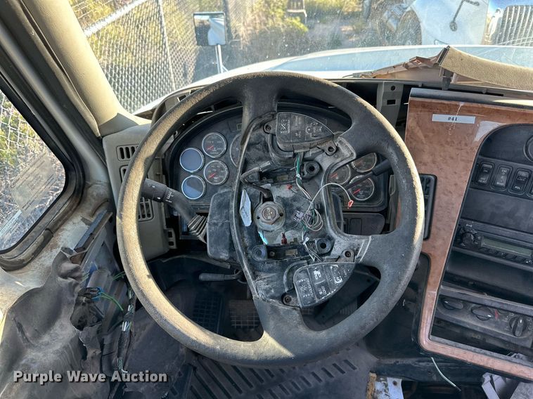 image for item DQ1447 2011 International  semi truck