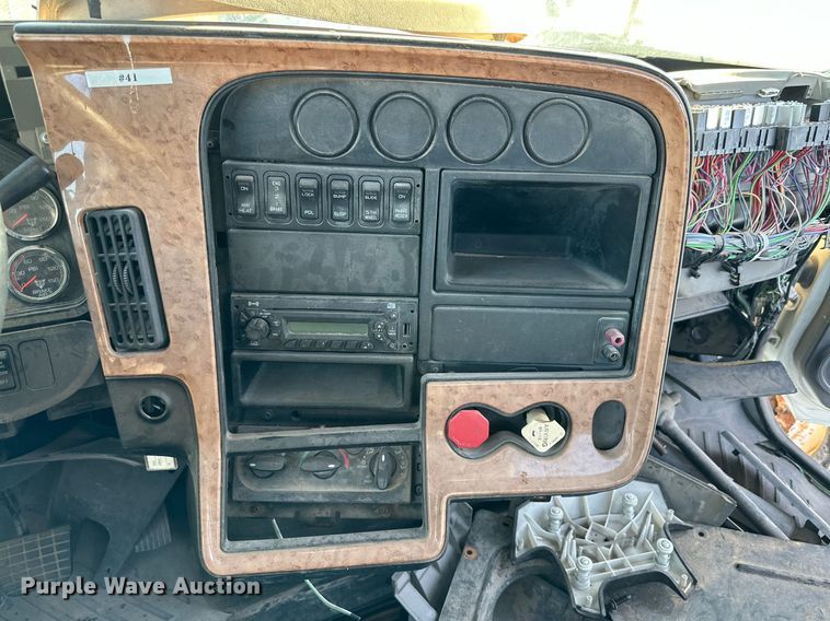 image for item DQ1447 2011 International  semi truck