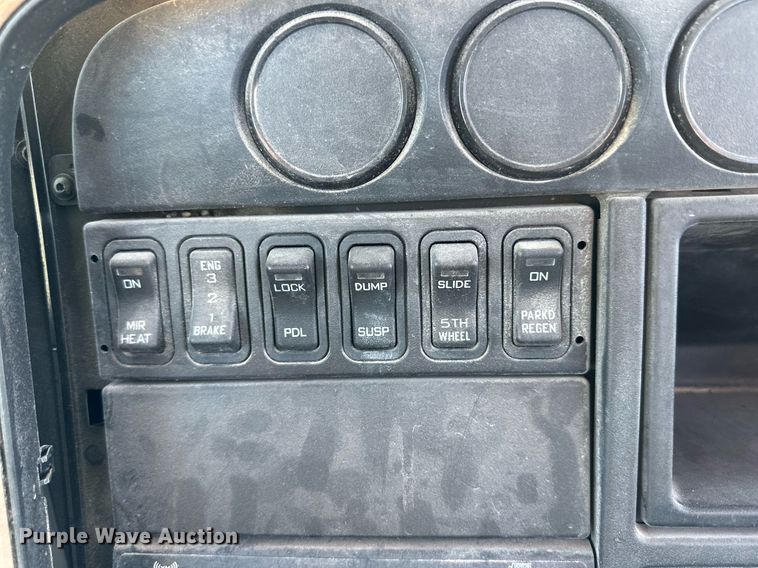 image for item DQ1447 2011 International  semi truck