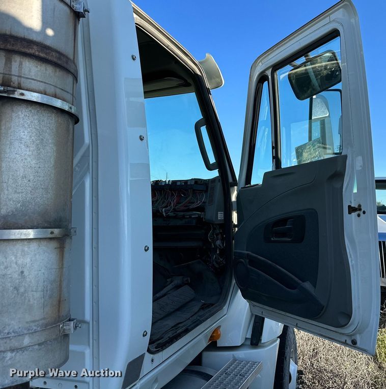 image for item DQ1447 2011 International  semi truck