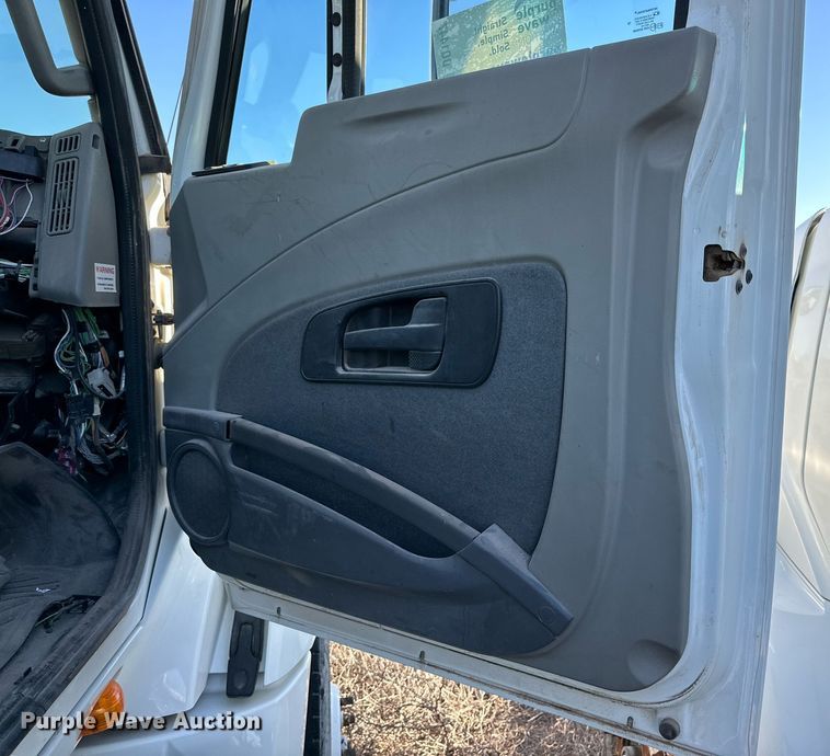 image for item DQ1447 2011 International  semi truck