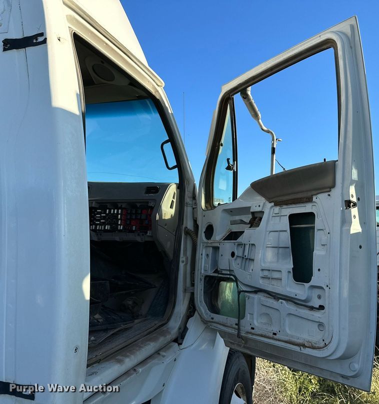 image for item DQ1448 2007 Sterling  semi truck